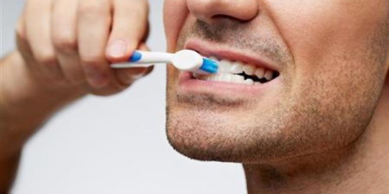 عادات صحية تساعد على استرجاع مينا الأسنان طبيعيا