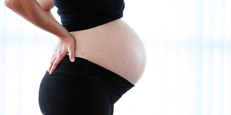 هل الانحناء يؤثر على الجنين في الشهر الثامن