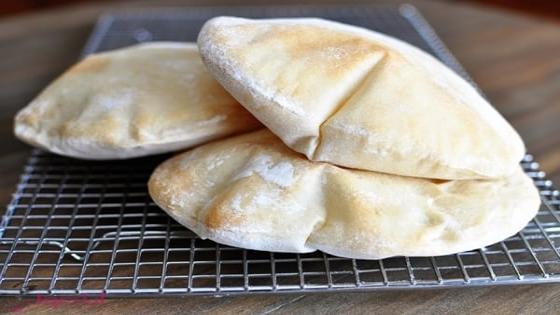 طريقة عمل الخبز العربي بالمنزل بكل سهولة